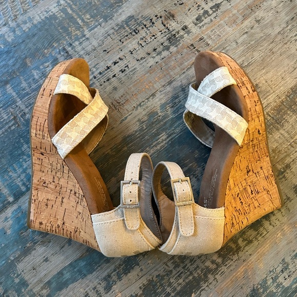 Toms Women Size 6 Wedge Sandal Light beige cream pattern at toes 3.5” heel - Picture 6 of 10